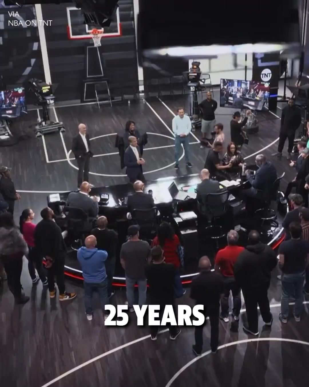 谈球吧泪目😭TNT结束与NBA36年合作 为全体员工颁发戒指&合影留念